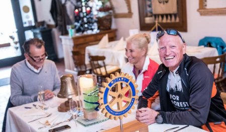 Die Friedensradler sitzen am Tisch mit Gerti Gruber